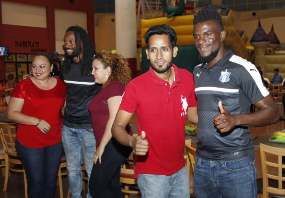 Baleadas, autógrafos y sudor: Así ha sido la semana de Honduras Progreso y Motagua